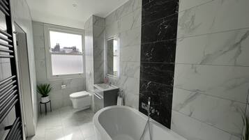 Àtic de luxe | Bany | Articles de tocador de disseny, assecador de cabells, tovalloles i sabó