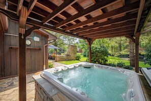 Outdoor spa tub - Dog Friendly Mountain Ranch Escape w/ Ponds & Trails (Oakland)