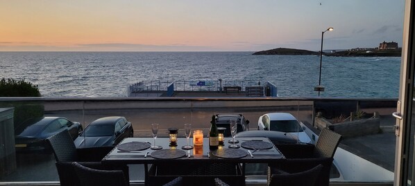 Outdoor dining - Nov & Dec Reductions! Luxury 2 bed apartment, stunning views over Fistral Beach (Newquay)