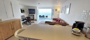 Smart TV, DVD player, books, video library - Nov & Dec Reductions! Luxury 2 bed apartment, stunning views over Fistral Beach (Newquay)