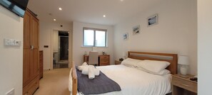 2 bedrooms, iron/ironing board, travel cot, free WiFi