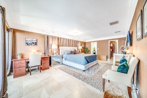 4 habitaciones, escritorio y tabla de planchar con plancha