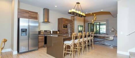 Jääkaappi, mikroaaltouuni, uuni, liesi