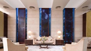 A lobby with a sofa set, two lamps, and a decorative vase. - Dongrong Hotel (Dongguan Municipal Government International Trade Center) (Dongguan)