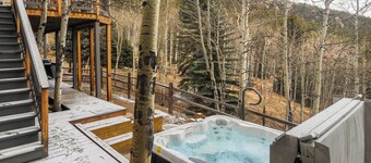 Evergreen Dream Home! HOT TUB /KING BEDS / PIANO/ AMAZING VIEWS/ 10 MIN TO SKI!!