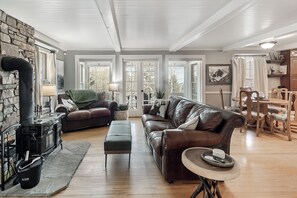 Smart-TV, Kamin, Tischfußball, Bücher