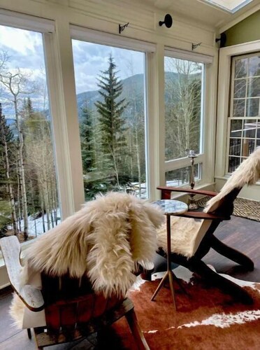 Evergreen Dream Home! HOT TUB /KING BEDS / PIANO/ AMAZING VIEWS/ 10 MIN TO SKI!!