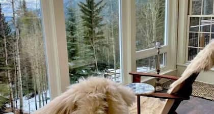 Evergreen Dream Home! HOT TUB /KING BEDS / PIANO/ AMAZING VIEWS/ 10 MIN TO SKI!!