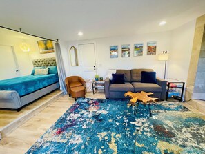 Télévision, cheminée, écrans d'ordinateur