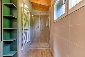 Shower, hair dryer, bidet, towels