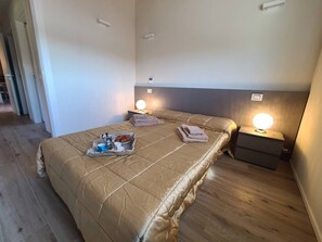 2 dormitorios, tabla de planchar con plancha, wifi gratis y ropa de cama