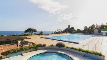 Seasonal outdoor pool, open 9:00 AM to 6:00 PM, pool umbrellas