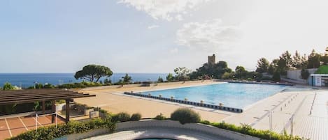 Una piscina al aire libre de temporada