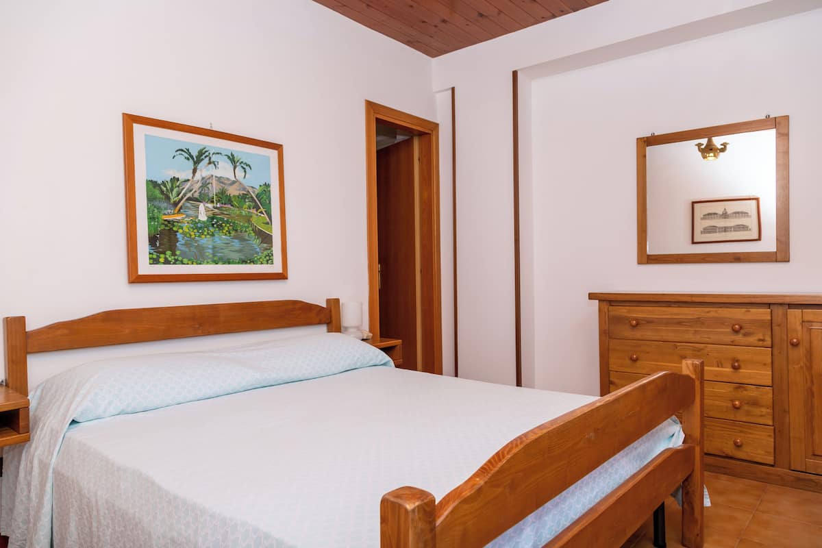1 bedroom, bed sheets