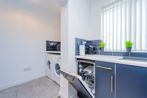 Premium Studio, Ensuite, Garden View (Annexe) | Laundry room