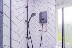 Studio Prestige, salle de bain attenante, vue sur le jardin (Annexe) | Salle de bain