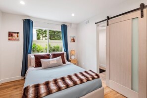 3 bedrooms, desk, iron/ironing board, travel crib