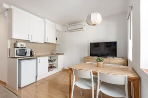 Fridge, microwave, coffee/tea maker, electric kettle - VIDRERIA ATIC (Barcelona)