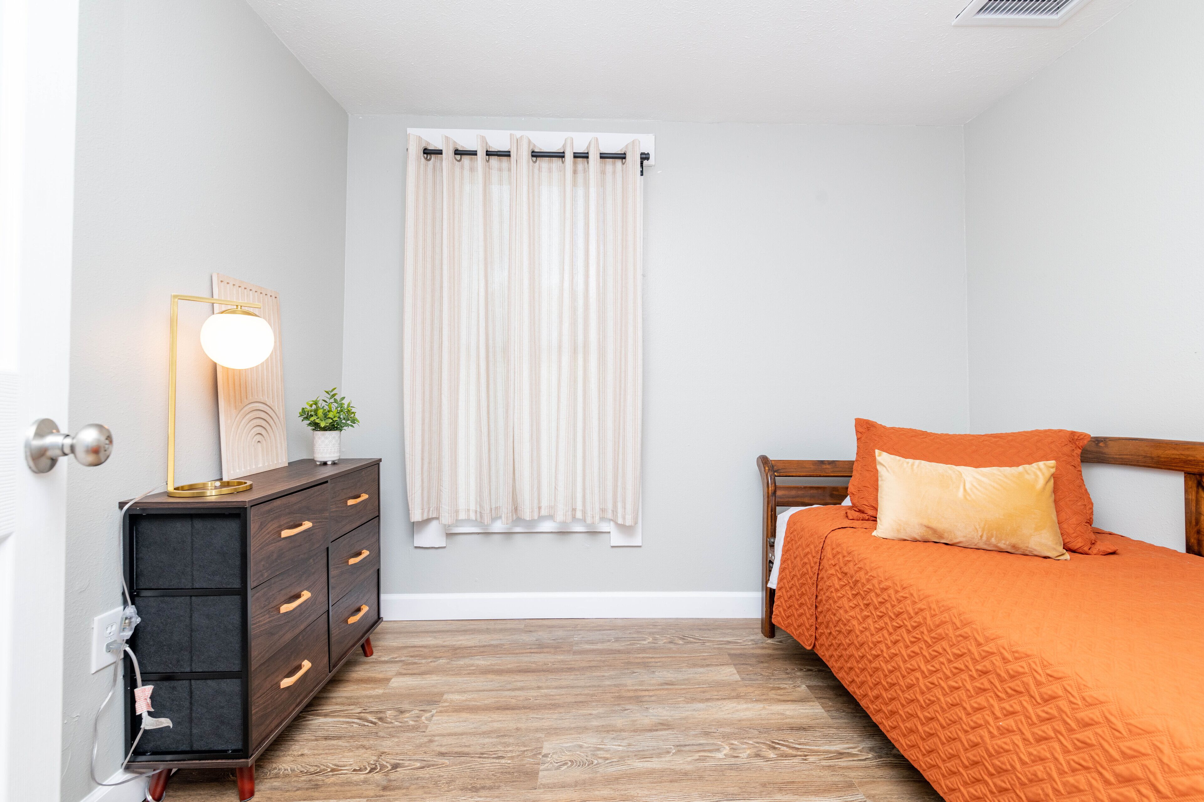 1925's Downtown Tangerine Apartment!