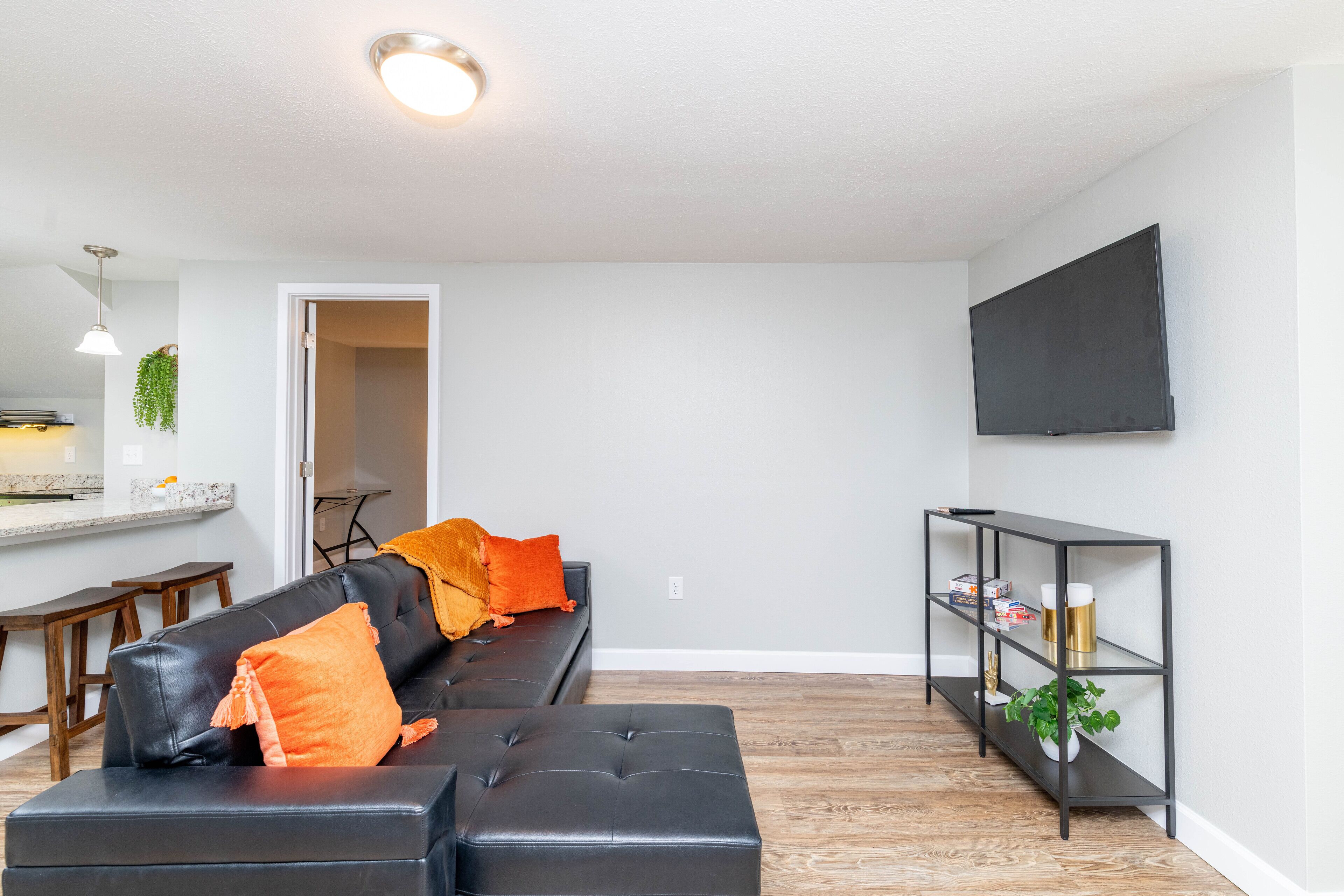 1925's Downtown Tangerine Apartment!