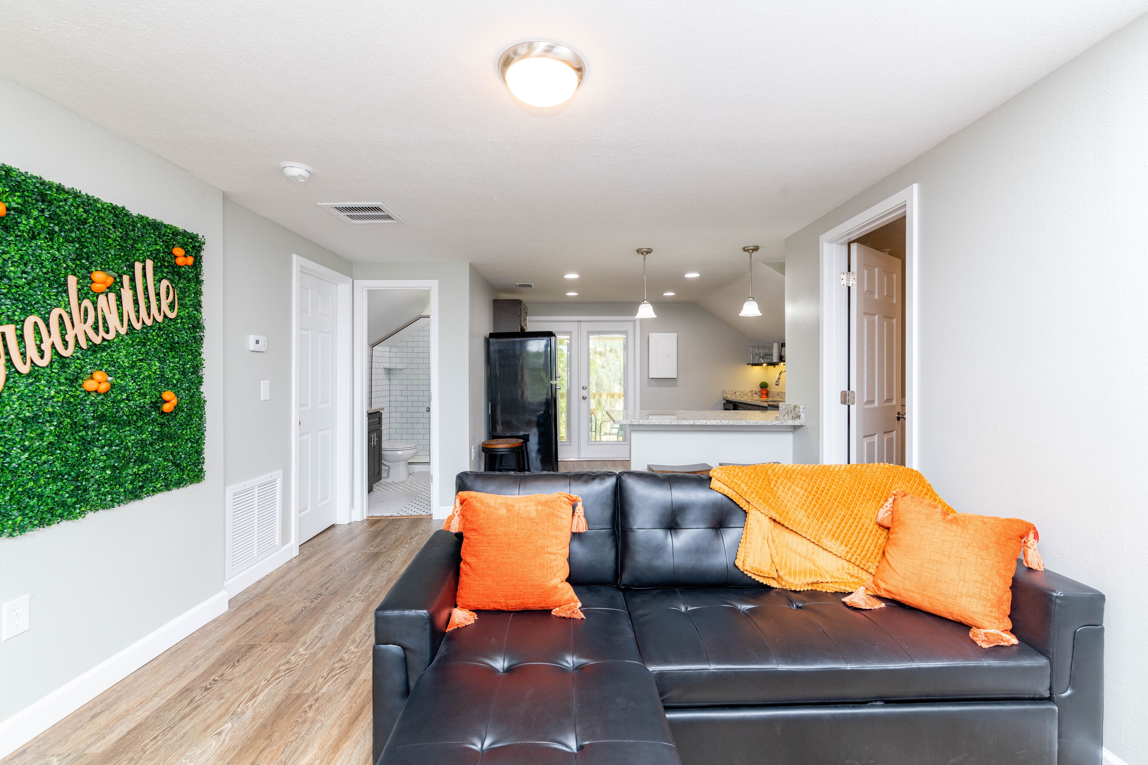 1925's Downtown Tangerine Apartment!