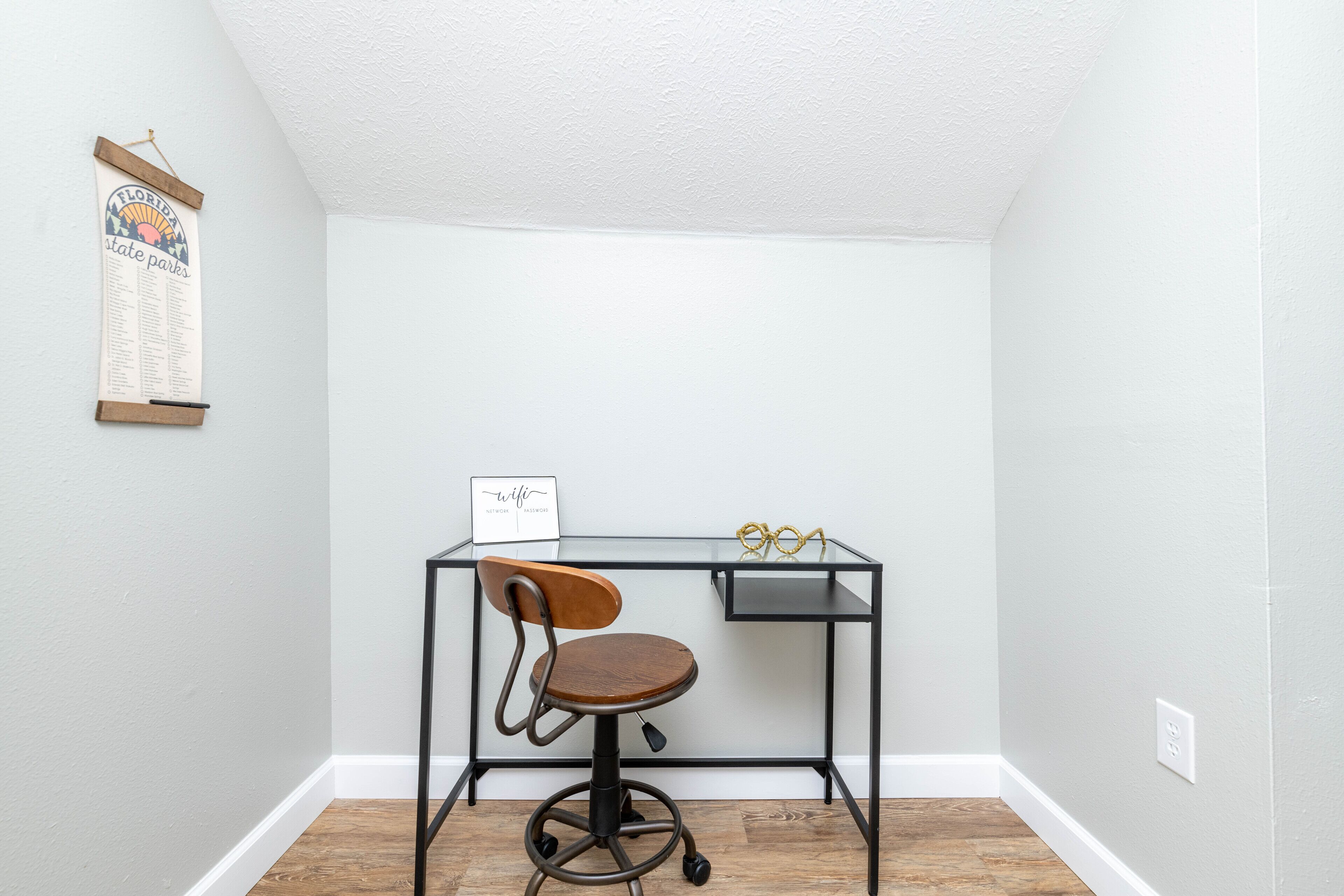 1925's Downtown Tangerine Apartment!