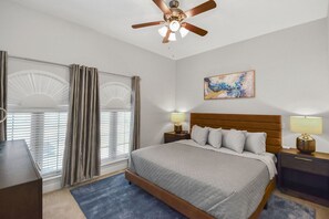 2 bedrooms, iron/ironing board, free WiFi, bed sheets - WOW! Downtown Bentonville Condo Just Off The Square & Steps From Everything (Bentonville)