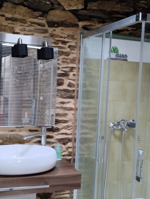 Doccia, asciugacapelli, asciugamani, sapone