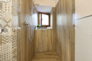 Shower, hair dryer, bidet, towels - Ramaglianti Apartment (Firenze)