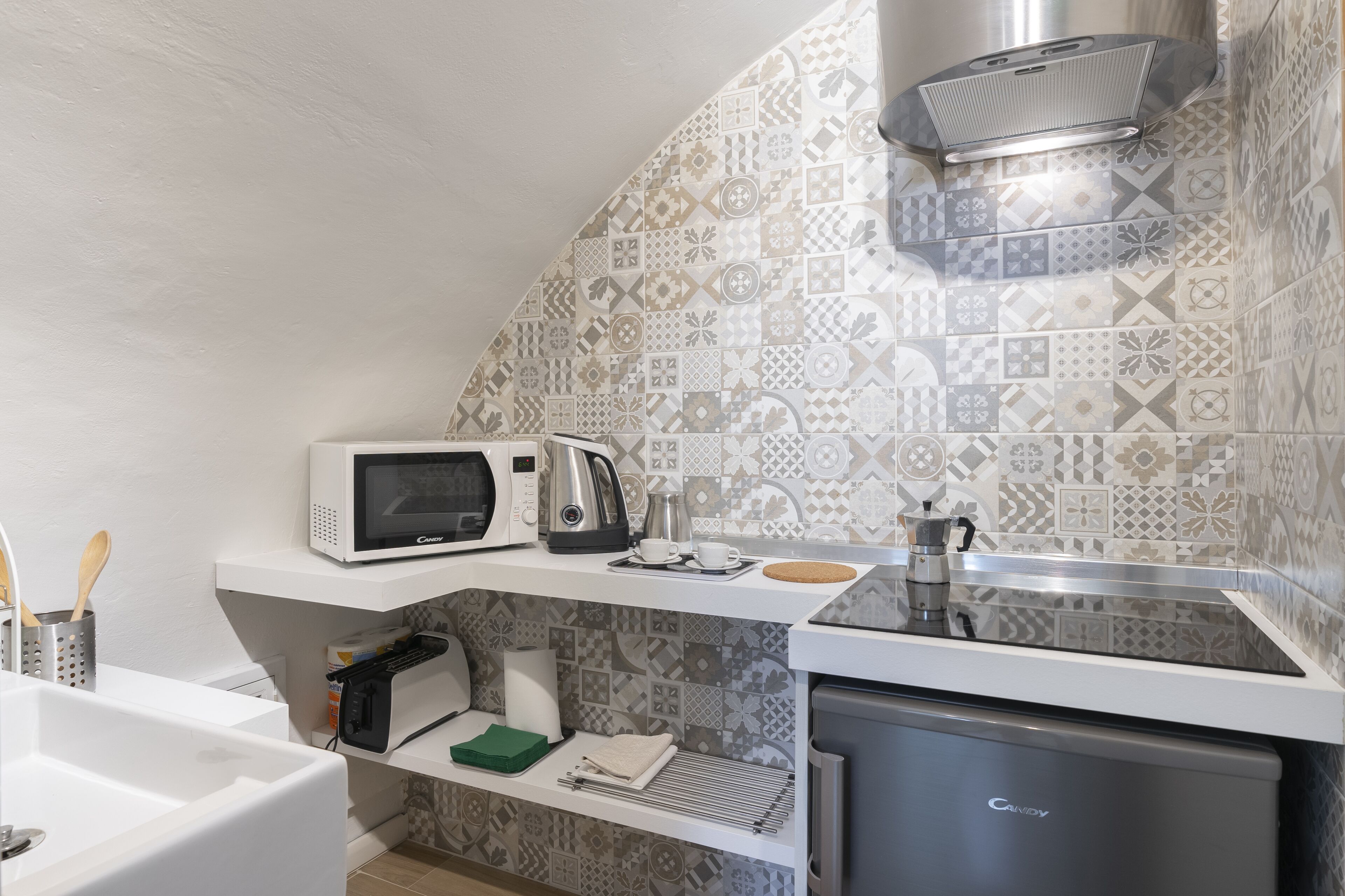 Kylskåp, mikrovågsugn, spishäll och diskmaskin