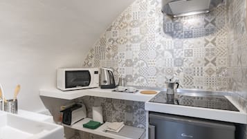 Kylskåp, mikrovågsugn, spishäll och diskmaskin