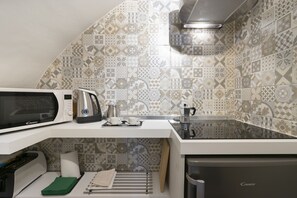 Kühlschrank, Mikrowelle, Herdplatte, Geschirrspüler