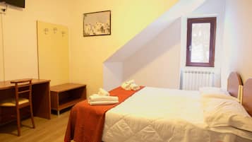 Doppel- oder Zweibettzimmer | Schreibtisch, kostenloses WLAN, Bettwäsche