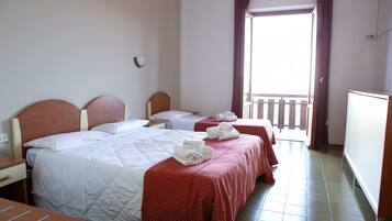 Habitación triple | Escritorio, wifi gratis y ropa de cama