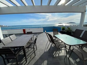 تناول الطعام بالخارج