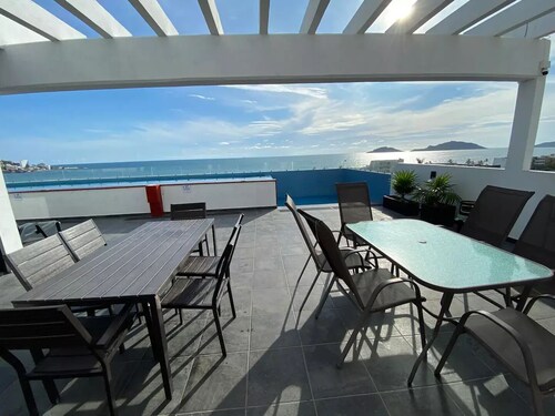 Moderno departamento con alberca, 200m al malecón