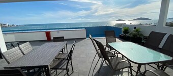 Moderno departamento con alberca, 200m al malecón