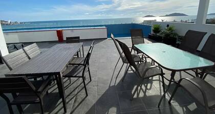 Moderno departamento con alberca, 200m al malecón