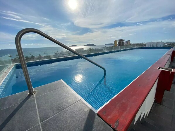 حمّام سباحة خارجي