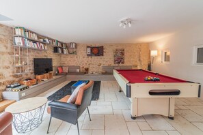 Games room - Baptresse : cottage of charm with swimming pool (Château-Larcher)