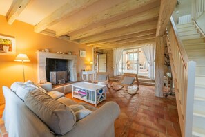 TV, ping pong - Baptresse : cottage of charm with swimming pool (Château-Larcher)