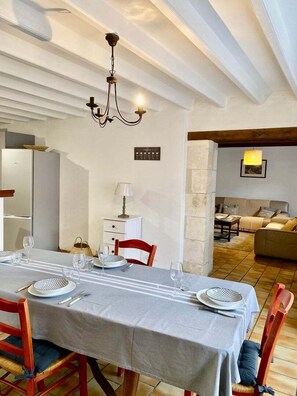 Dining - Gite de Jappeloup 13 minutes from Futuroscope (Poitiers)