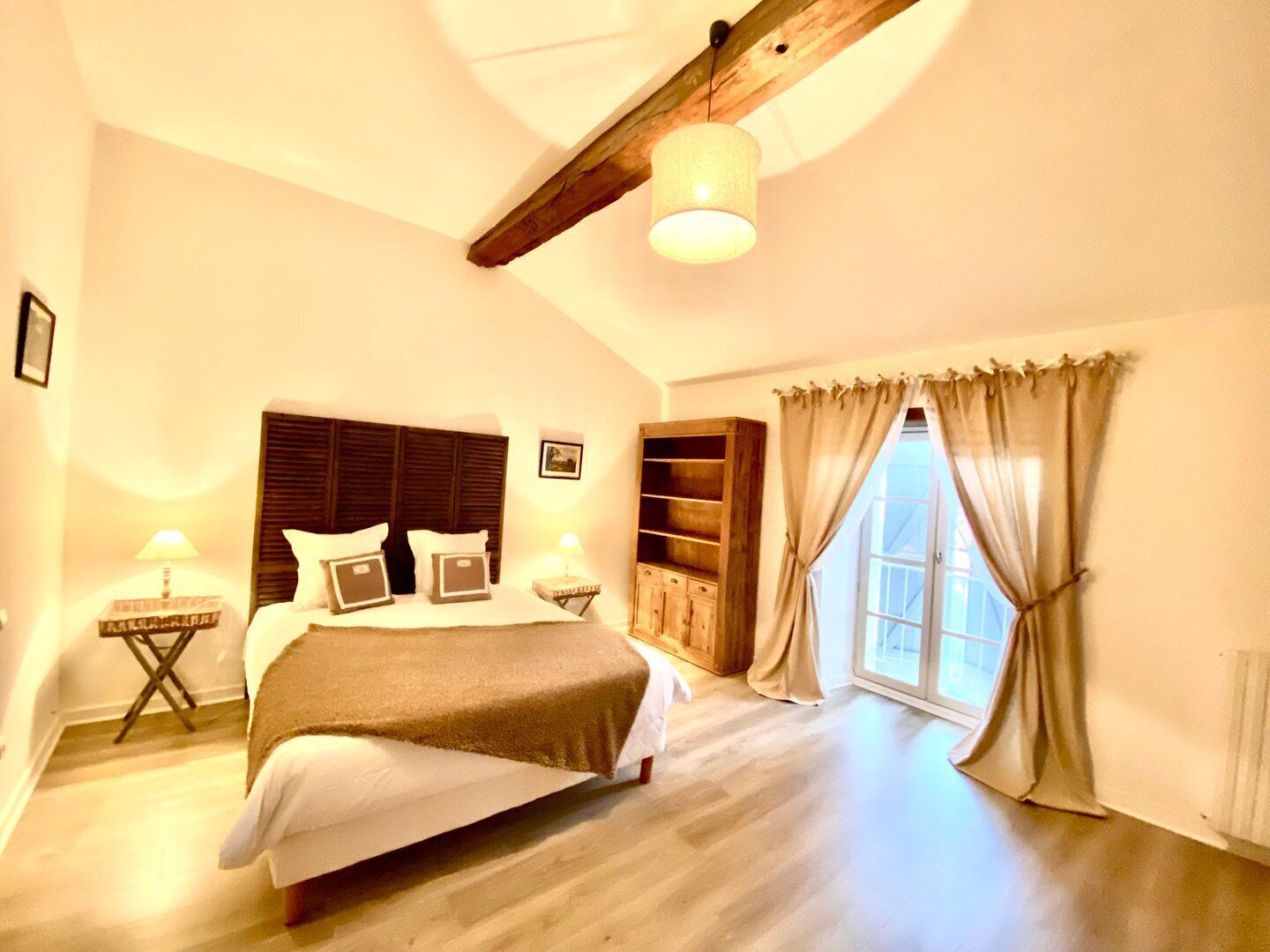 3 多间卧室、办公桌、免费上网、床单