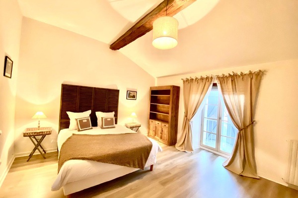 3 habitaciones, escritorio, internet gratis y ropa de cama