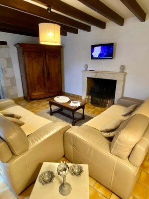Televisión y chimenea 