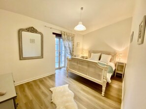 3 habitaciones, escritorio, internet gratis y ropa de cama 