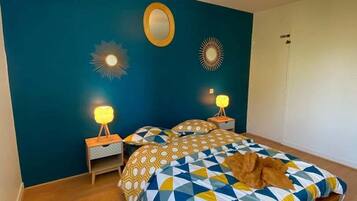 3 slaapkamers, een strijkplank/strijkijzer, internet, beddengoed