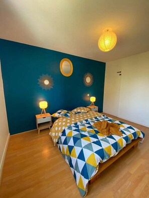 3 bedrooms, iron/ironing board, internet, bed sheets