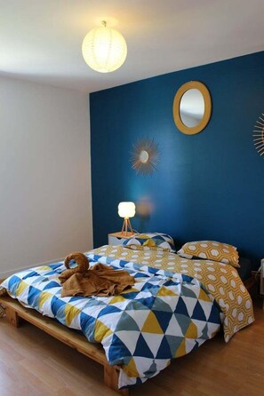 3 bedrooms, iron/ironing board, internet, bed sheets