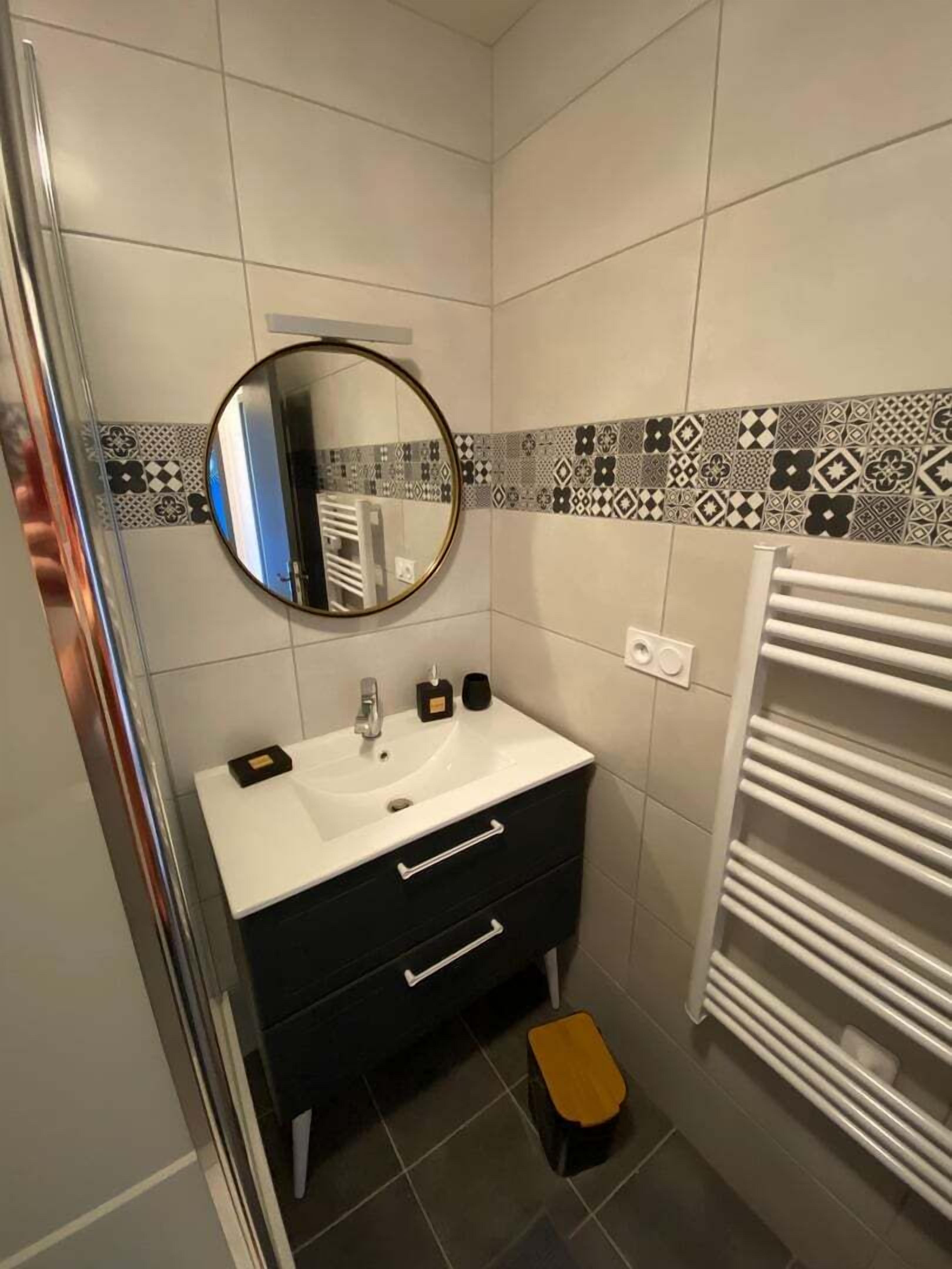 Een douche, een haardroger, handdoeken, toiletpapier